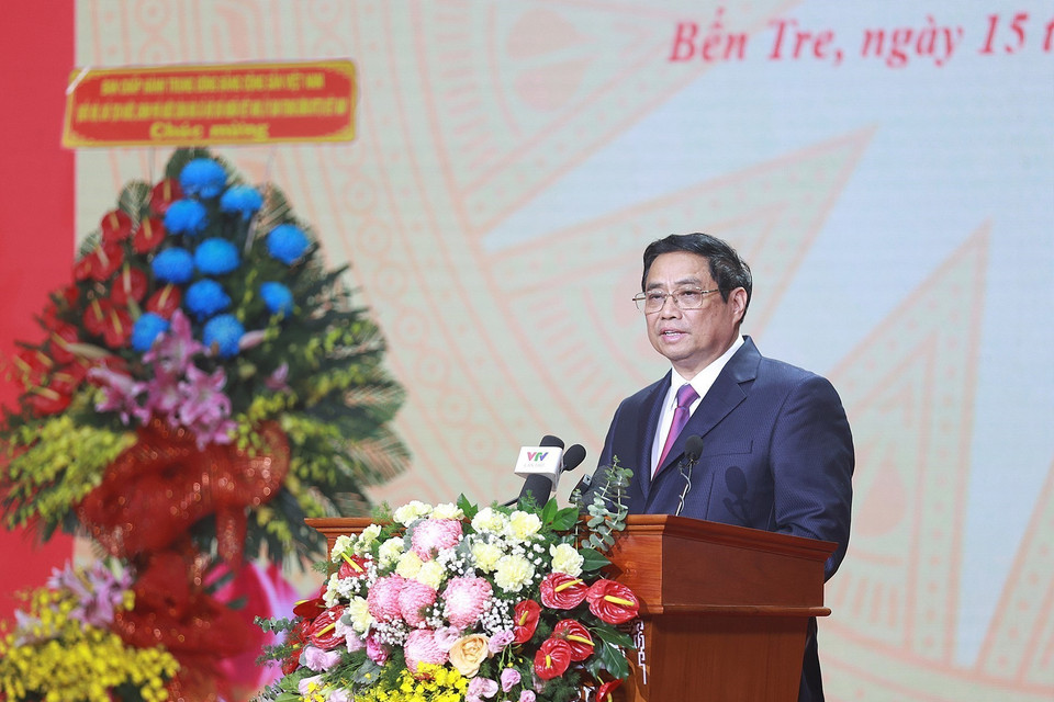 Thủ tướng Phạm Minh Chính đọc diễn văn kỷ niệm 110 năm ngày sinh ông Huỳnh Tấn Phát. (Ảnh: Dương Giang/TTXVN)