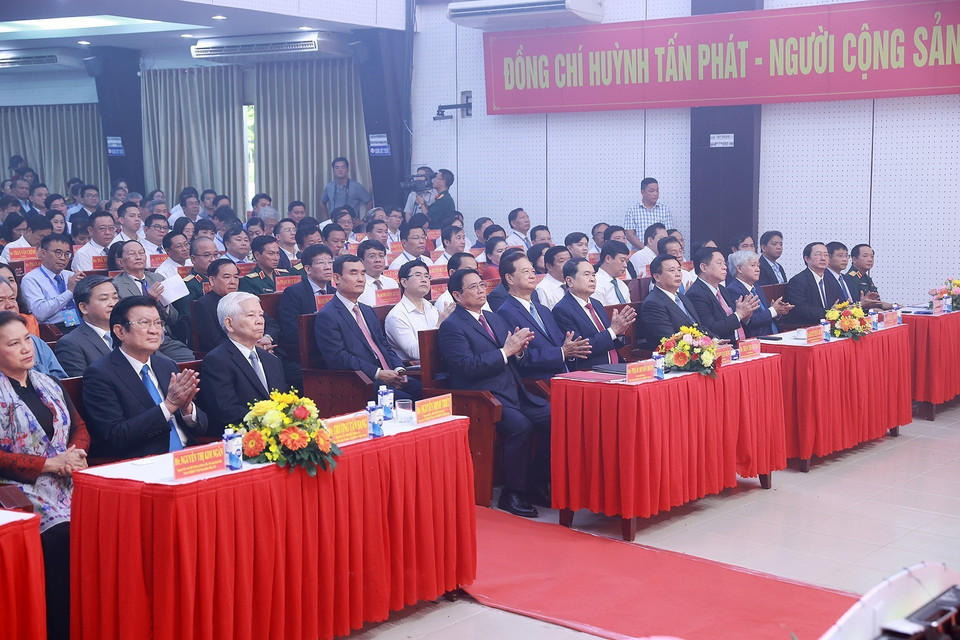 Thủ tướng Phạm Minh Chính và các lãnh đạo Đảng, Nhà nước dự Lễ kỷ niệm 110 năm ngày sinh ông Huỳnh Tấn Phát. (Ảnh: Dương Giang/TTXVN)