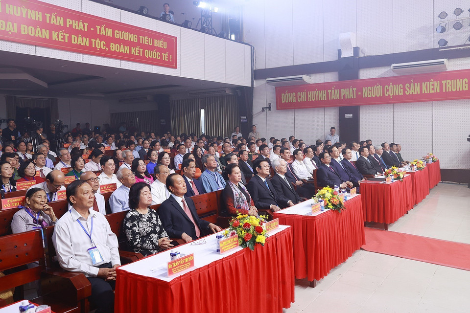 Các lãnh đạo Đảng, Nhà nước dự Lễ kỷ niệm 110 năm ngày sinh ông Huỳnh Tấn Phát. (Ảnh: Dương Giang/TTXVN)