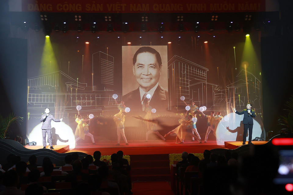 Chương trình nghệ thuật chào mừng Lễ kỷ niệm 110 năm ngày sinh ông Huỳnh Tấn Phát. (Ảnh: Dương Giang/TTXVN)