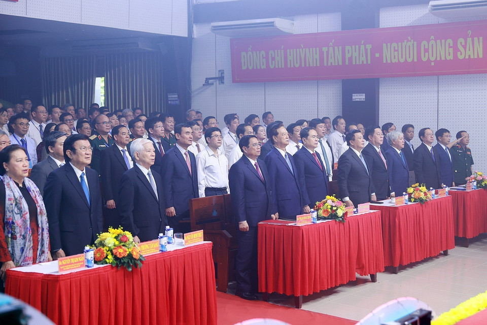 Thủ tướng Phạm Minh Chính và các lãnh đạo Đảng, Nhà nước tham dự Lễ kỷ niệm 110 năm ngày sinh ông Huỳnh Tấn Phát. (Ảnh: Dương Giang/TTXVN)