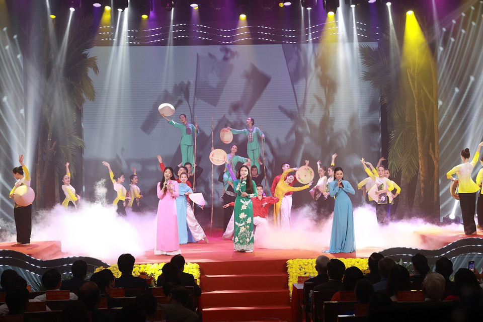 Chương trình nghệ thuật chào mừng Lễ kỷ niệm 110 năm ngày sinh ông Huỳnh Tấn Phát. (Ảnh: Dương Giang/TTXVN)