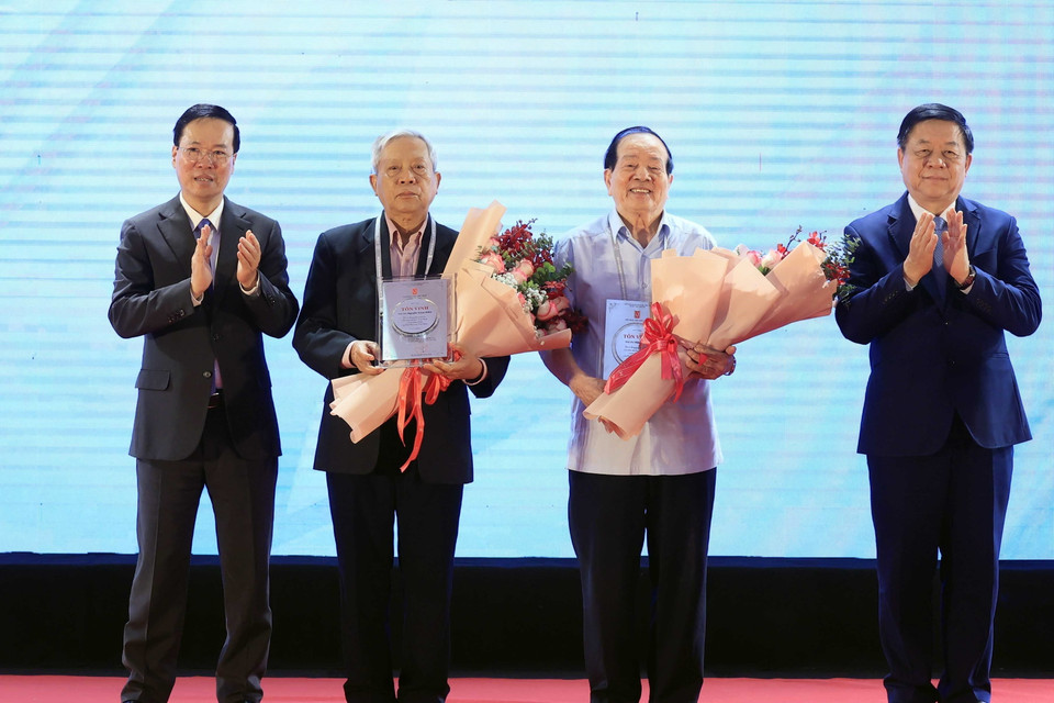 Chủ tịch nước Võ Văn Thưởng, ông Nguyễn Trọng Nghĩa, Bí thư Trung ương Đảng, Trưởng Ban Tuyên giáo Trung ương với Nhà thơ Nguyễn Khoa Điềm và Nhà thơ Hữu Thỉnh. (Ảnh: Thống Nhất/TTXVN)