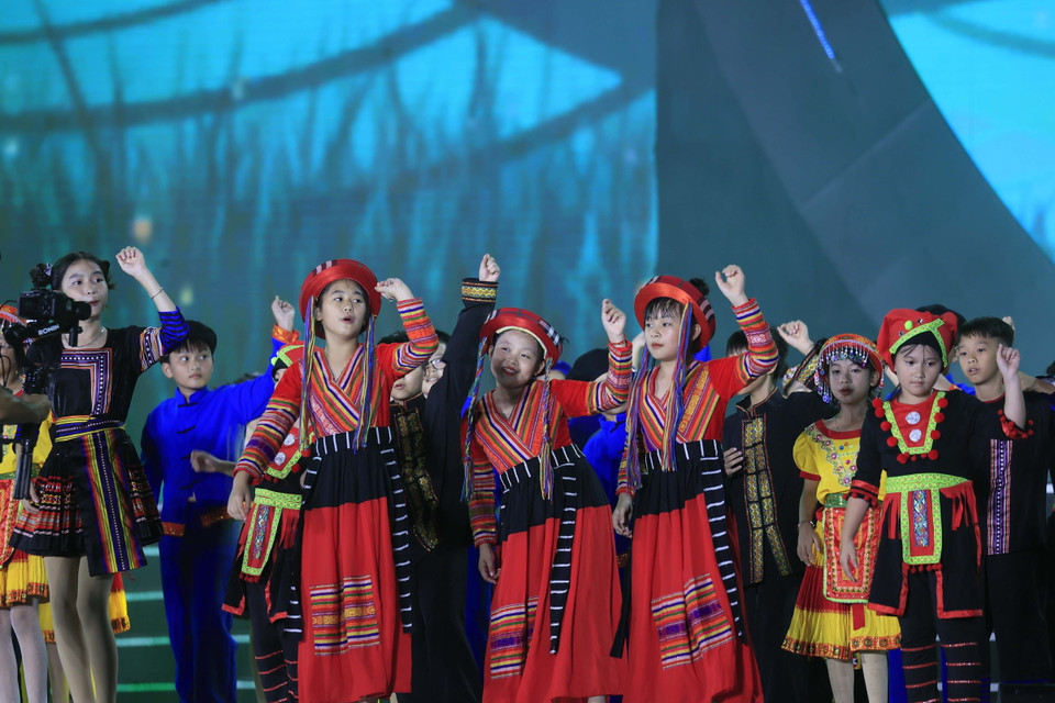 Màn biểu diễn nghệ thuật tại Đêm hội Thành Tuyên năm 2023. (Ảnh: Thống Nhất/TTXVN)