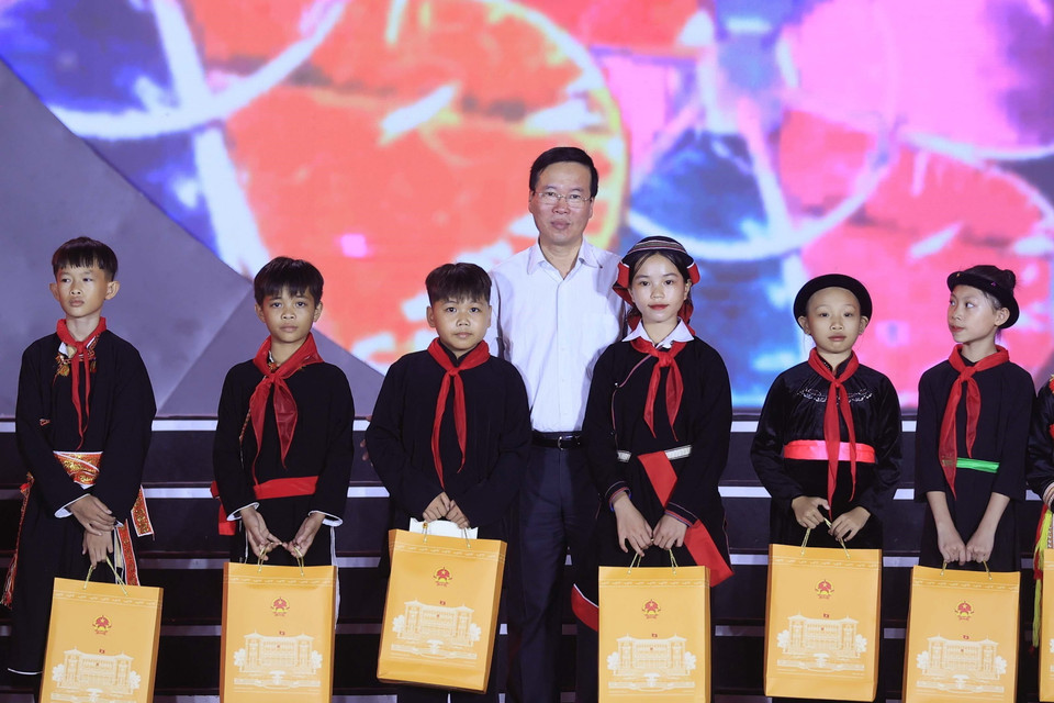 Chủ tịch nước Võ Văn Thưởng tặng quà cho các cháu thiếu nhi tại Đêm hội Thành Tuyên năm 2023. (Ảnh: Thống Nhất/TTXVN)