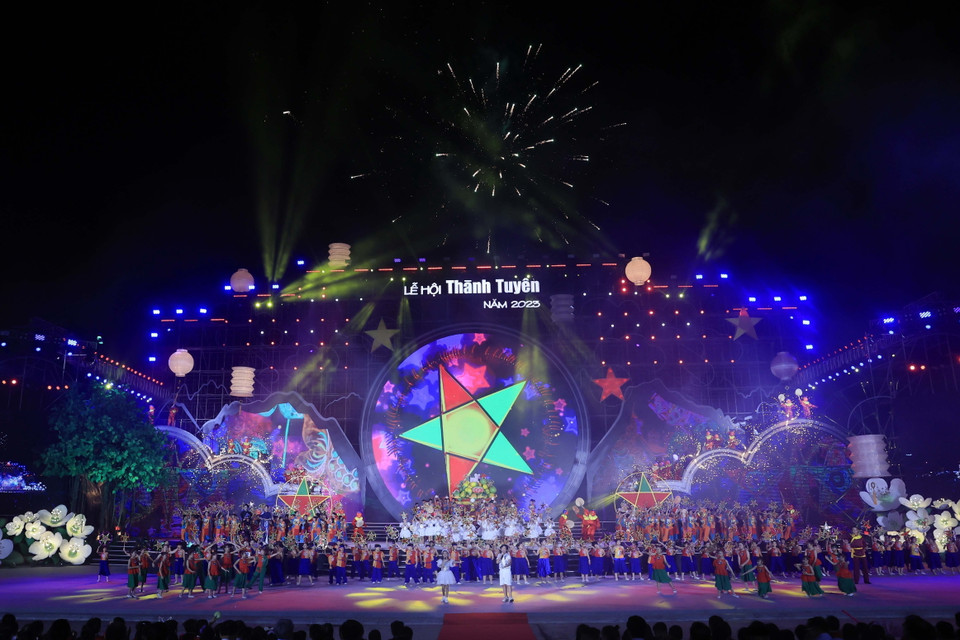 Màn biểu diễn nghệ thuật tại Đêm hội Thành Tuyên năm 2023. (Ảnh: Thống Nhất/TTXVN)