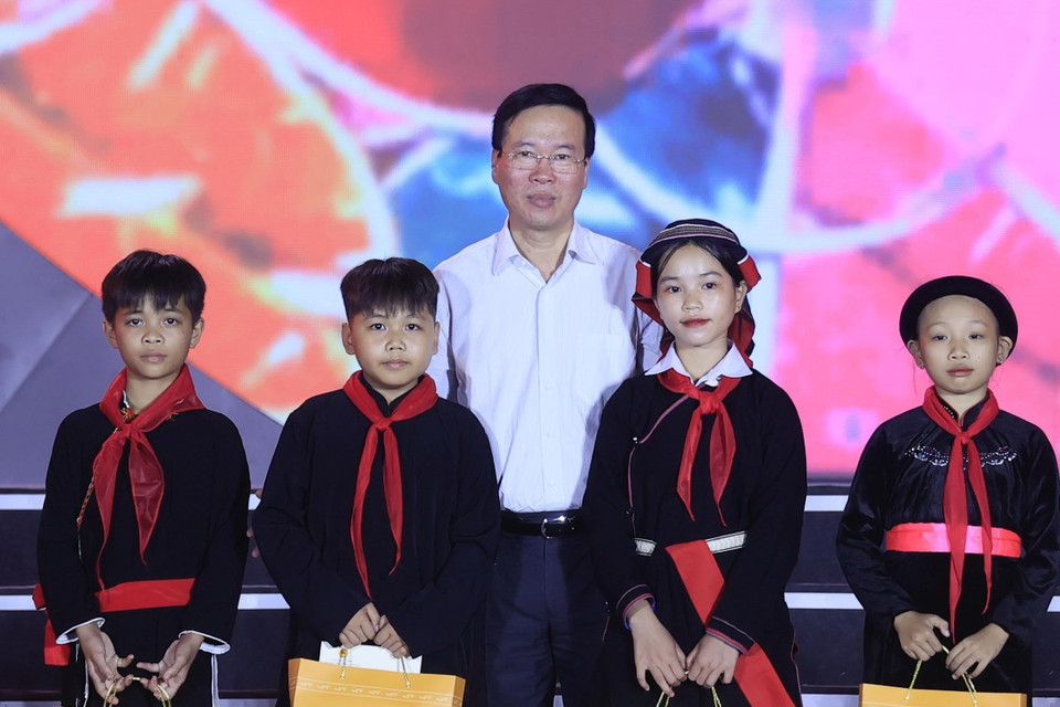 Chủ tịch nước Võ Văn Thưởng tặng quà cho các cháu thiếu nhi tại Đêm hội Thành Tuyên năm 2023. (Ảnh: Thống Nhất/TTXVN)