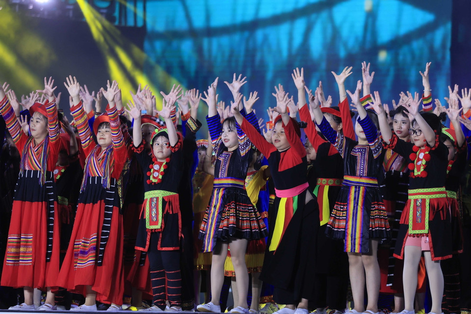 Màn biểu diễn nghệ thuật tại Đêm hội Thành Tuyên năm 2023. (Ảnh: Thống Nhất/TTXVN)