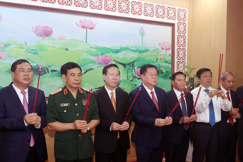 Chủ tịch nước Võ Văn Thưởng dâng hương Chủ tịch Hồ Chí Minh tại Trụ sở Tỉnh ủy. (Ảnh: Thống Nhất/TTXVN)