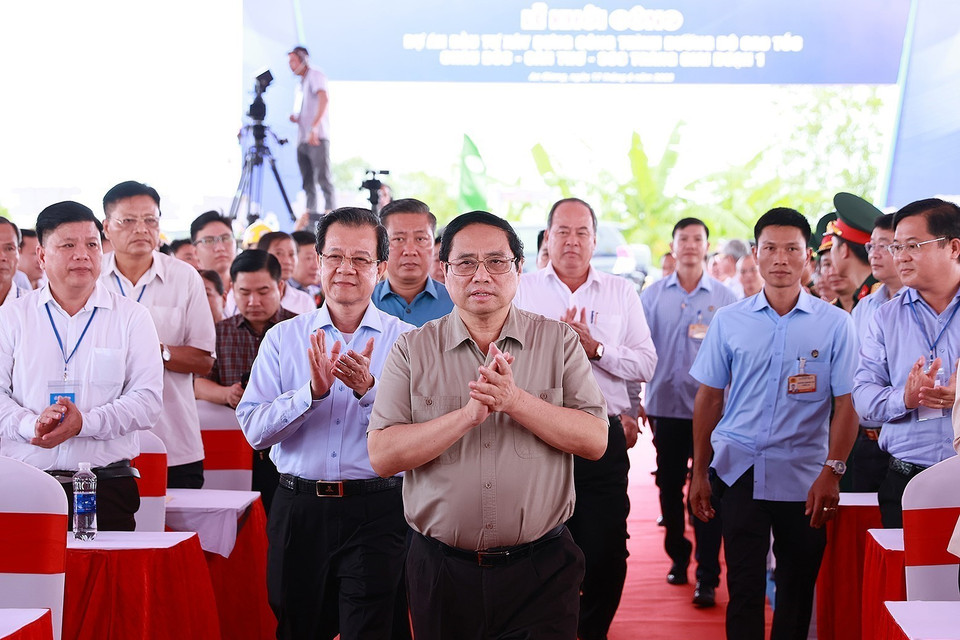 Thủ tướng Phạm Minh Chính đến dự Lễ khởi công tuyến Đường bộ Cao tốc Sóc Trăng-Cần Thơ-Châu Đốc. (Ảnh: Dương Giang/TTXVN)