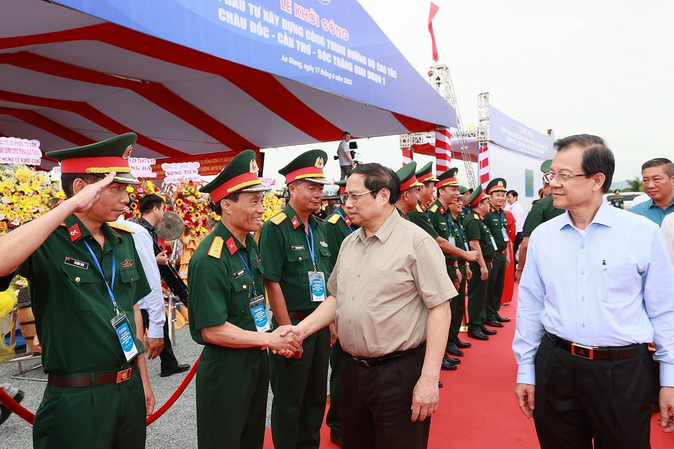 Thủ tướng Phạm Minh Chính đến dự Lễ khởi công tuyến Đường bộ Cao tốc Sóc Trăng-Cần Thơ-Châu Đốc. (Ảnh: Dương Giang/TTXVN)