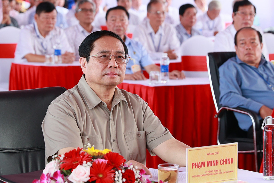 Thủ tướng Phạm Minh Chính dự lễ khởi công tuyến Đường bộ Cao tốc Sóc Trăng-Cần Thơ-Châu Đốc tại điểm cầu An Giang. (Ảnh: Dương Giang/TTXVN)