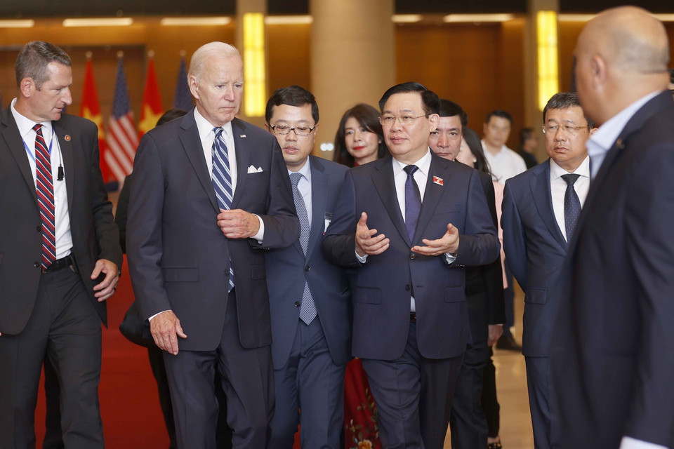 Chủ tịch Quốc hội Vương Đình Huệ trao đổi với Tổng thống Hoa Kỳ Joe Biden. (Ảnh: Doãn Tấn/TTXVN)