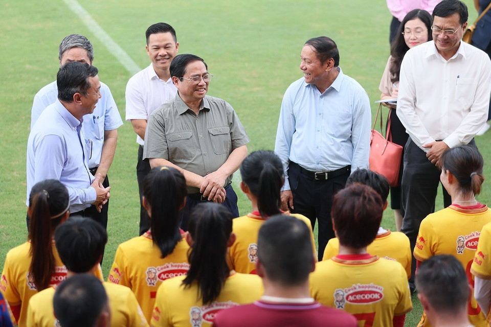 Thủ tướng Phạm Minh Chính ân cần hỏi thăm về công tác chuẩn bị, công tác hậu cần; sức khỏe, tinh thần của các cầu thủ và thành viên của Đội tuyển Bóng đá Nữ Quốc gia Việt Nam tham dự World Cup 2023. (Ảnh: Dương Giang/TTXVN)