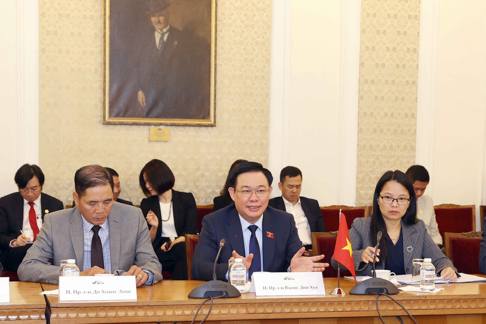 Chủ tịch Quốc hội Vương Đình Huệ phát biểu tại buổi tiếp Chủ tịch Nhóm Nghị sỹ Liên minh GERB-UDF Desislava Atanasova. (Ảnh: Doãn Tấn/TTXVN)