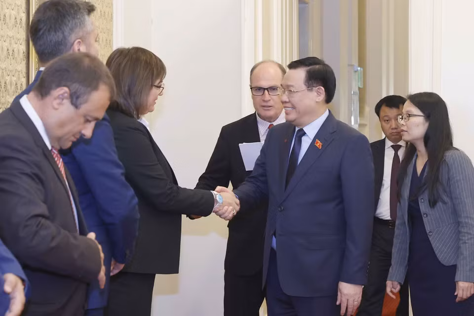 Chủ tịch Quốc hội Vương Đình Huệ và Chủ tịch Ðảng Xã hội Bulgaria Kornelya Ninova. (Ảnh: Doãn Tấn/TTXVN)