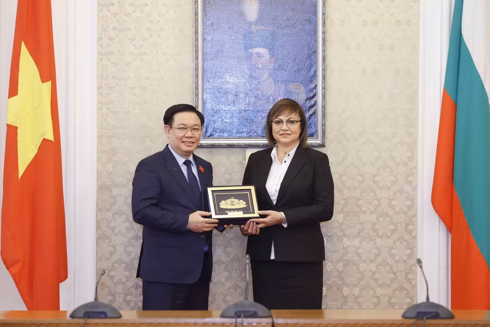 Chủ tịch Quốc hội Vương Đình Huệ tặng quà lưu niệm bà Kornelya Ninova, Chủ tịch Đảng BSP, Chủ tịch Nhóm Nghị sỹ BSP vì Bulgaria. (Ảnh: Doãn Tấn/TTXVN)