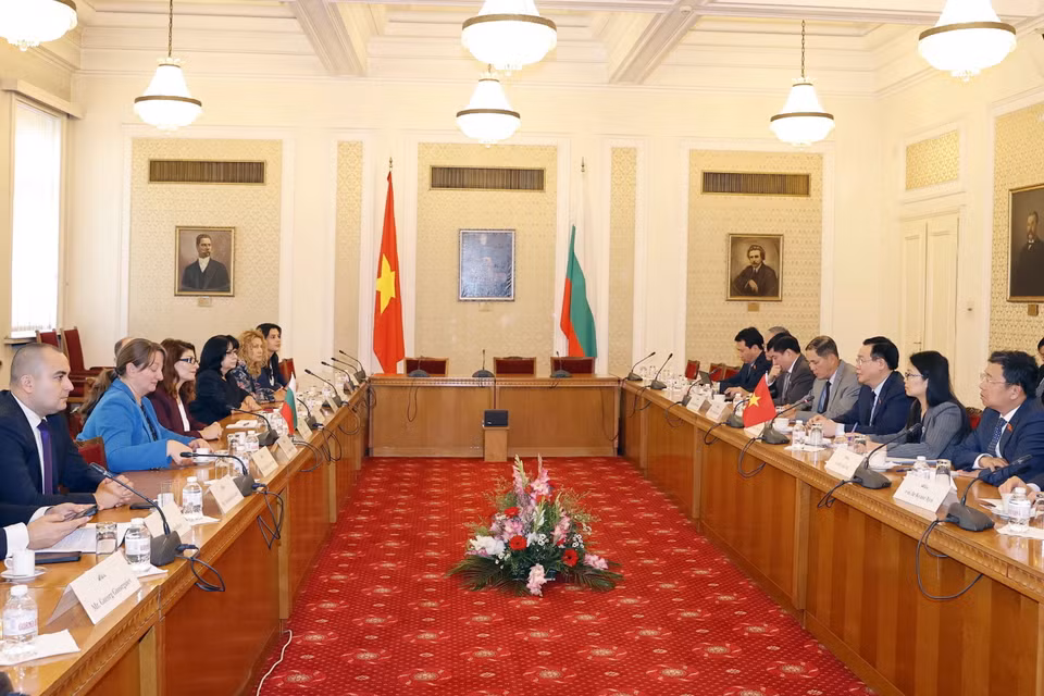 Chủ tịch Quốc hội Vương Đình Huệ tiếp Chủ tịch Nhóm Nghị sỹ Liên minh GERB-UDF Desislava Atanasova. (Ảnh: Doãn Tấn/TTXVN)