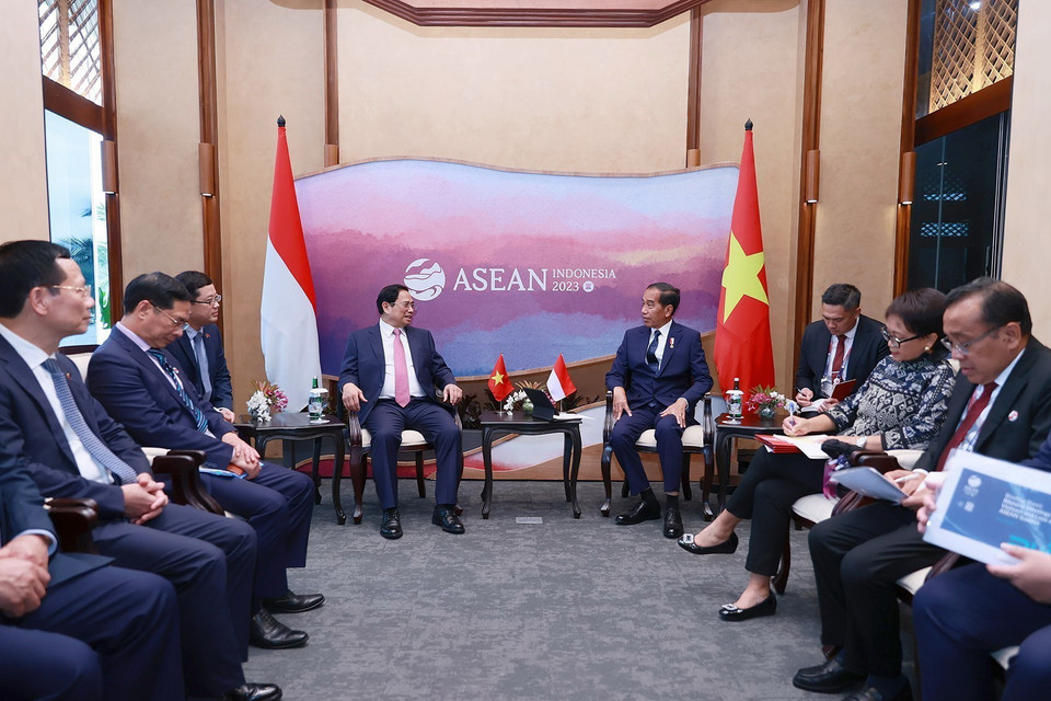 Thủ tướng Phạm Minh Chính gặp Tổng thống Indonesia Joko Widodo. (Ảnh: Dương Giang/TTXVN)