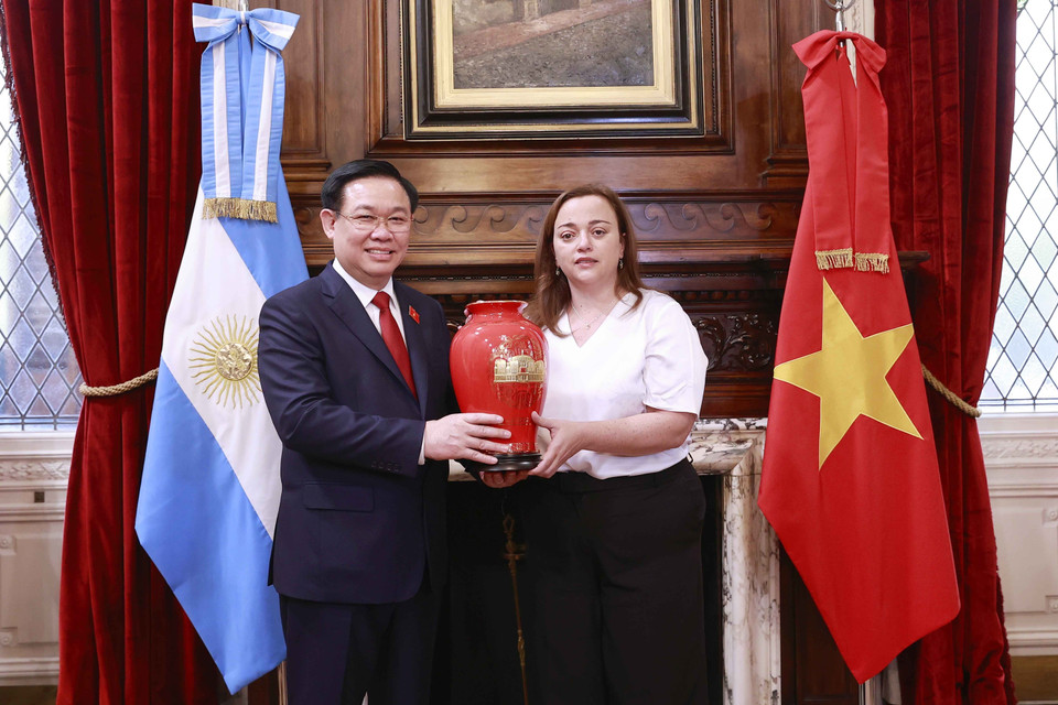 Chủ tịch Quốc hội Vương Đình Huệ và Chủ tịch Hạ viện Cộng hòa Argentina Cecilia Moreau trao đổi tặng phẩm. (Ảnh: Doãn Tấn/TTXVN)