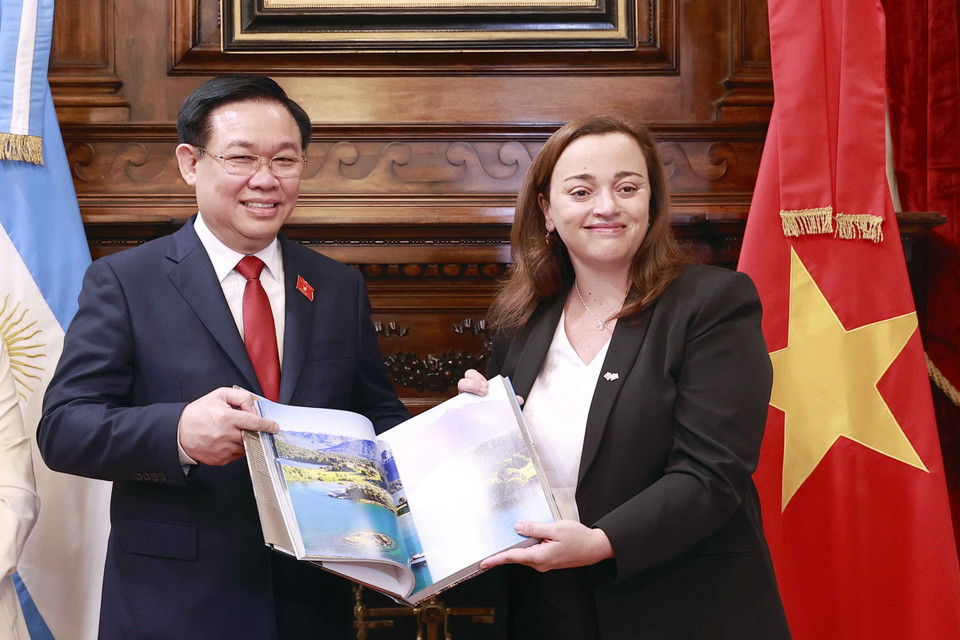 Chủ tịch Quốc hội Vương Đình Huệ và Chủ tịch Hạ viện Cộng hòa Argentina Cecilia Moreau trao đổi tặng phẩm. (Ảnh: Doãn Tấn/TTXVN)