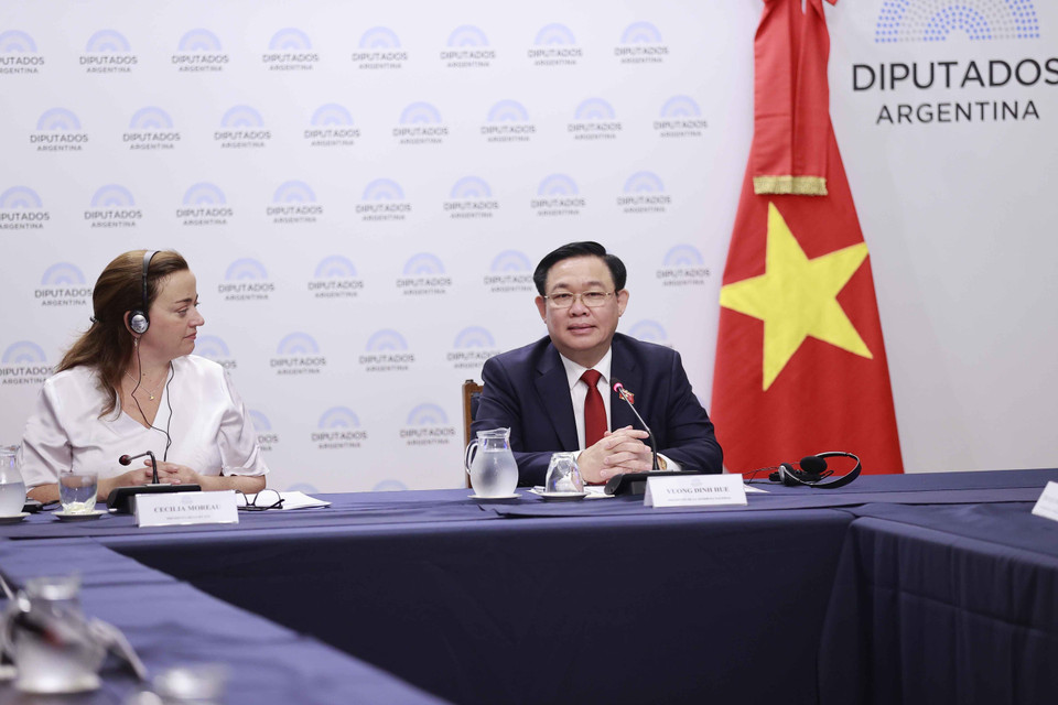 Chủ tịch Quốc hội Vương Đình Huệ hội đàm với Chủ tịch Hạ viện Cộng hòa Argentina Cecilia Moreau. (Ảnh: Doãn Tấn/TTXVN)