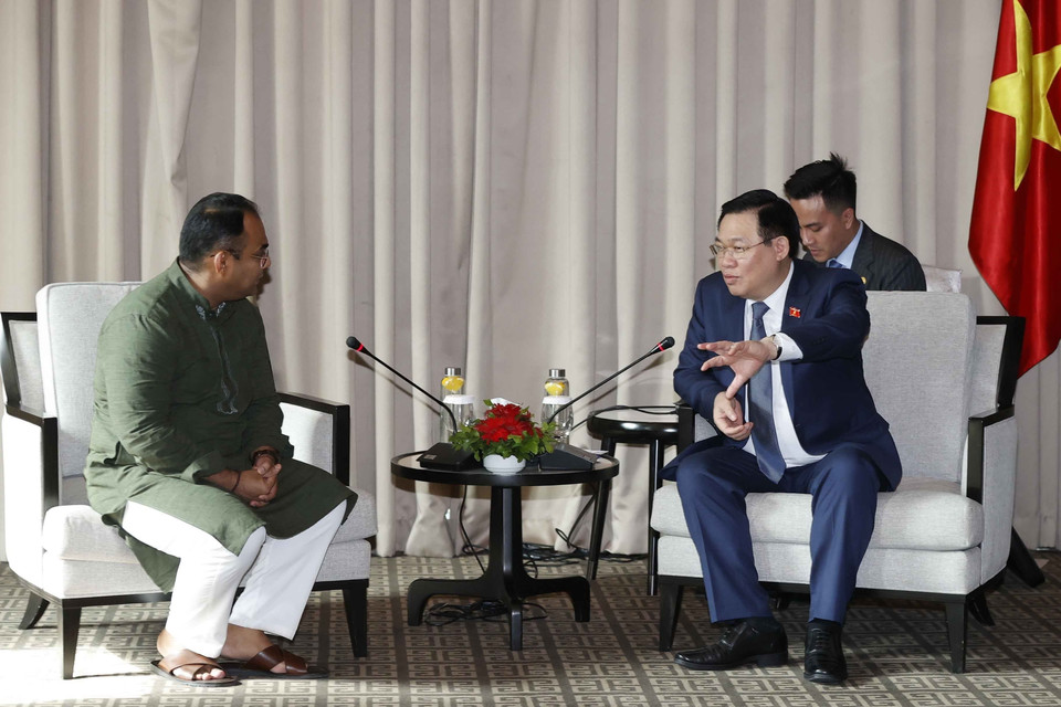 Chủ tịch Quốc hội Vương Đình Huệ tiếp Chủ tịch Phòng Thương mại và Công nghiệp Dhaka Md. Sameer Sattar. (Ảnh: Doãn Tấn/TTXVN)