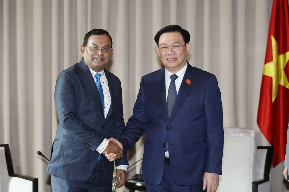 Chủ tịch Quốc hội Vương Đình Huệ tiếp ông Monjur Quader, Phó Chủ tịch Cấp cao Phòng Thương mại và Công nghiệp Bangladesh-Việt Nam. (Ảnh: Doãn Tấn/TTXVN)