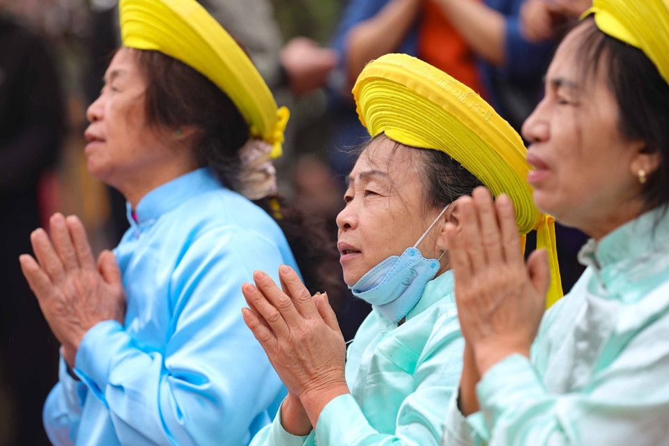 Người dân địa phương đến đền Trần từ sớm ngày 4/2 để dâng hương, dâng lễ. (Ảnh: Minh Quyết/TTXVN)