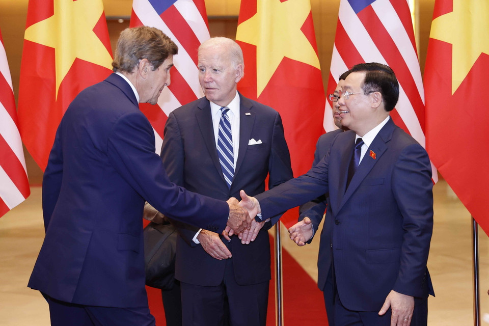 Chủ tịch Quốc hội Vương Đình Huệ với Thượng nghị sỹ John Kerry, Đặc phái viên của Tổng thống Hoa Kỳ về Biến đổi khí hậu. (Ảnh: Doãn Tấn/TTXVN)