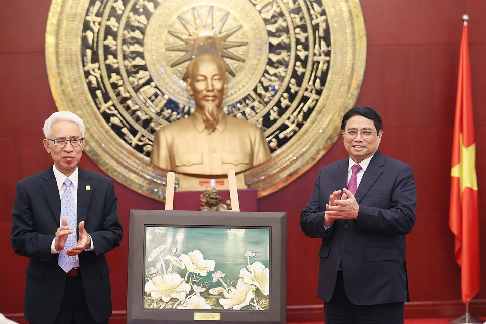 Thủ tướng Phạm Minh Chính tặng quà cho Đại sứ quán và cộng đồng người Việt Nam tại Trung Quốc. (Ảnh: Dương Giang/TTXVN)