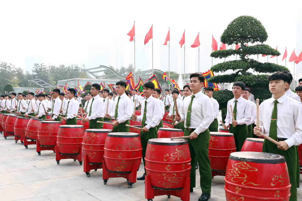 Tiết mục trống hội của các học viên cảnh sát nhân dân. (Ảnh: Phạm Kiên/TTXVN)