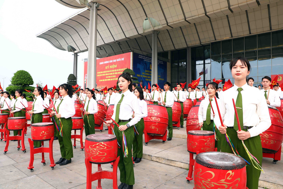 Tiết mục trống hội của các học viên cảnh sát nhân dân. (Ảnh: Phạm Kiên/TTXVN)