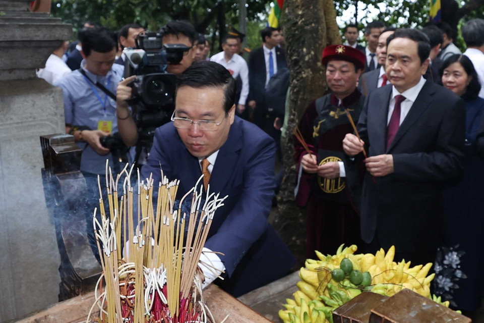 Chủ tịch nước Võ Văn Thưởng dâng hương tại Lăng Vua Hùng. (Ảnh: Thống Nhất/TTXVN)