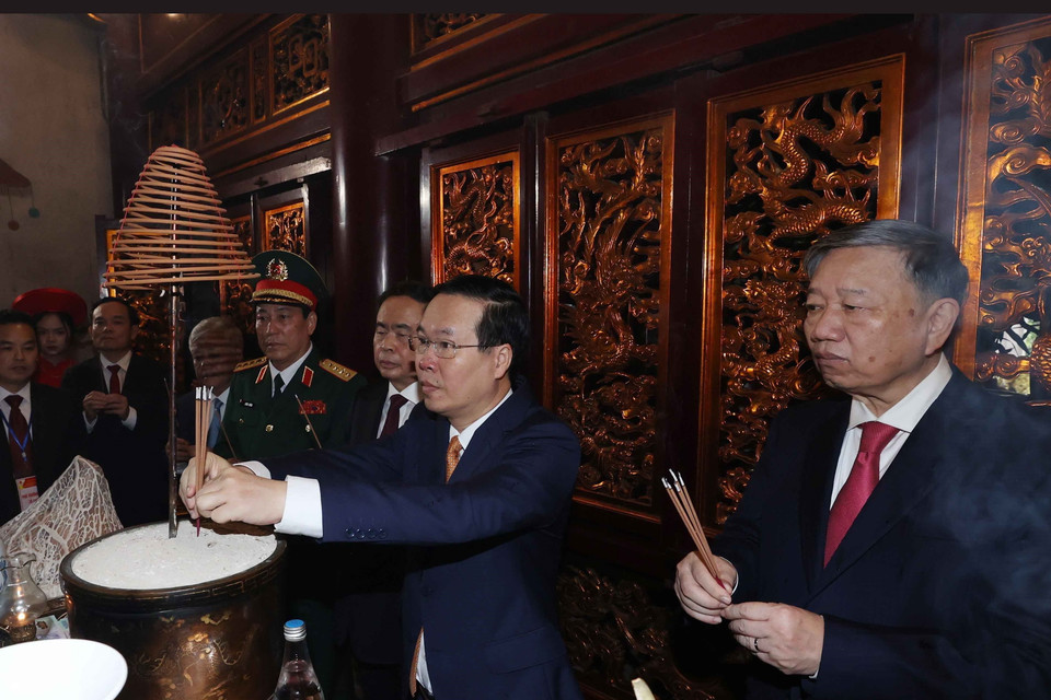 Chủ tịch nước Võ Văn Thưởng cùng lãnh đạo Đảng, Nhà nước dâng hương tại Đền Thượng trong Khu Di tích lịch sử Quốc gia đặc biệt Đền Hùng. (Ảnh: Thống Nhất/TTXVN)