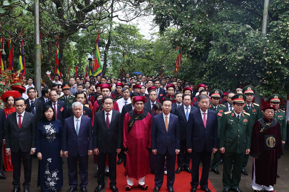 Chủ tịch nước Võ Văn Thưởng cùng lãnh đạo Đảng, Nhà nước thực hiện nghi lễ tại Đền Thượng trong Khu Di tích Lịch sử Quốc gia đặc biệt Đền Hùng. (Ảnh: Thống Nhất/TTXVN)