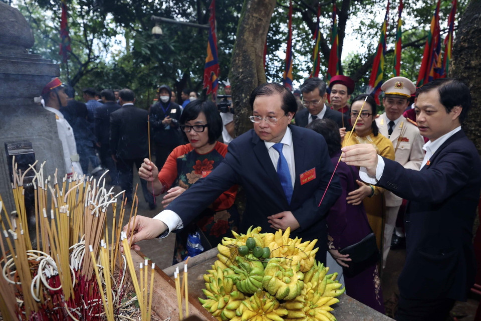 Các đại biểu dâng hương tại Lăng Vua Hùng. (Ảnh: Thống Nhất/TTXVN)