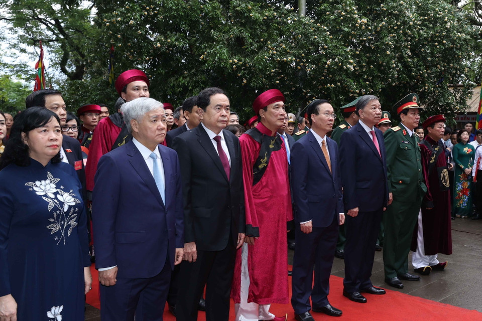 Chủ tịch nước Võ Văn Thưởng cùng lãnh đạo Đảng, Nhà nước thực hiện nghi lễ tại Đền Thượng trong Khu Di tích Lịch sử Quốc gia đặc biệt Đền Hùng. (Ảnh: Thống Nhất/TTXVN)