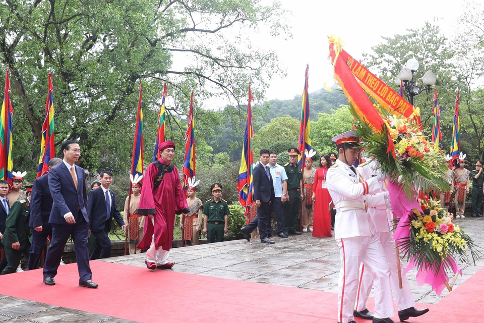Chủ tịch nước Võ Văn Thưởng dâng hoa tưởng niệm Chủ tịch Hồ Chí Minh tại bức phù điêu 'Bác Hồ nói chuyện với cán bộ, chiến sỹ Đại đoàn quân Tiên Phong.' (Ảnh: Thống Nhất/TTXVN)