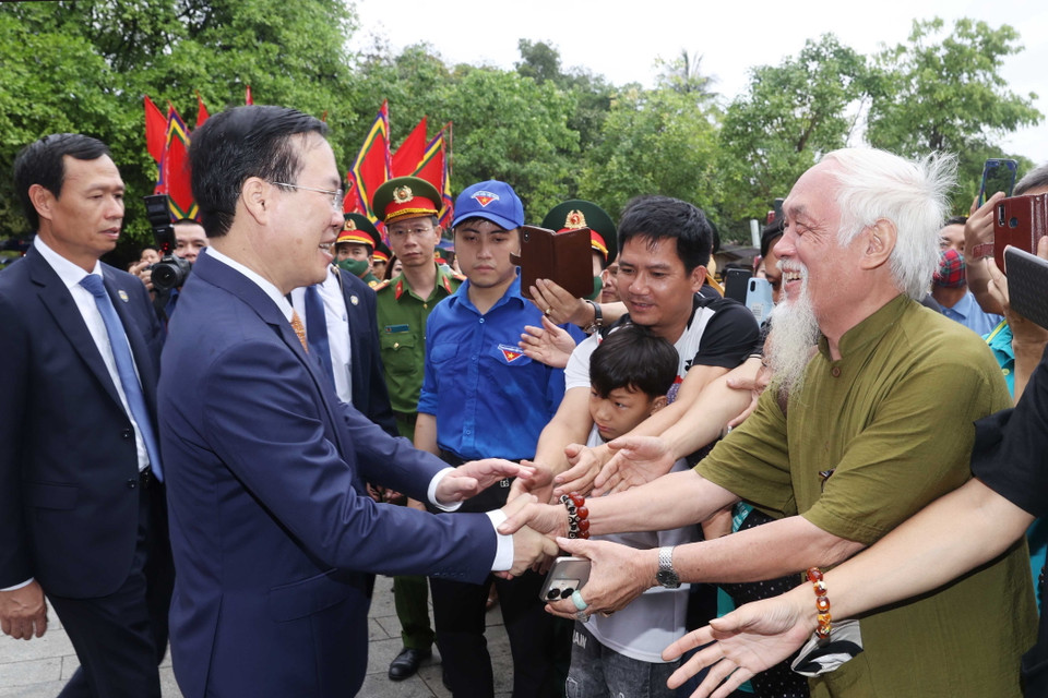 Chủ tịch nước Võ Văn Thưởng với nhân dân tỉnh Phú Thọ tại buổi lễ. (Ảnh: Thống Nhất/TTXVN)