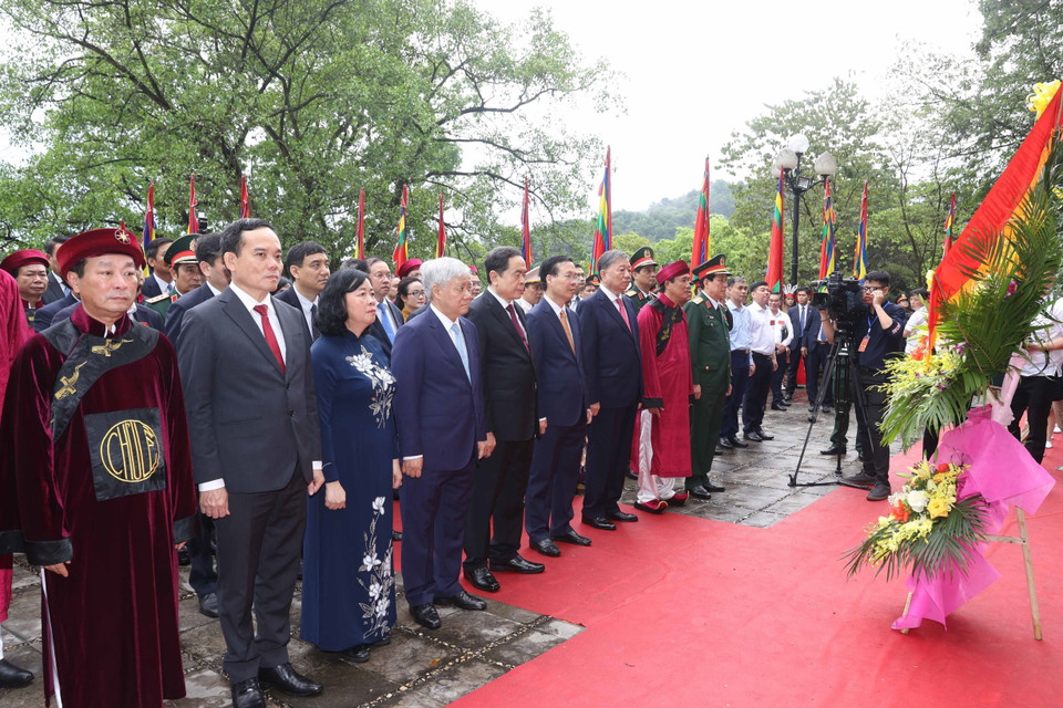 Chủ tịch nước Võ Văn Thưởng cùng lãnh đạo Đảng, Nhà nước, Mặt trận Tổ quốc Việt Nam dâng hoa tưởng niệm Chủ tịch Hồ Chí Minh tại bức phù điêu 'Bác Hồ nói chuyện với cán bộ, chiến sỹ Đại đoàn quân Tiên Phong.' (Ảnh: Thống Nhất/TTXVN)
