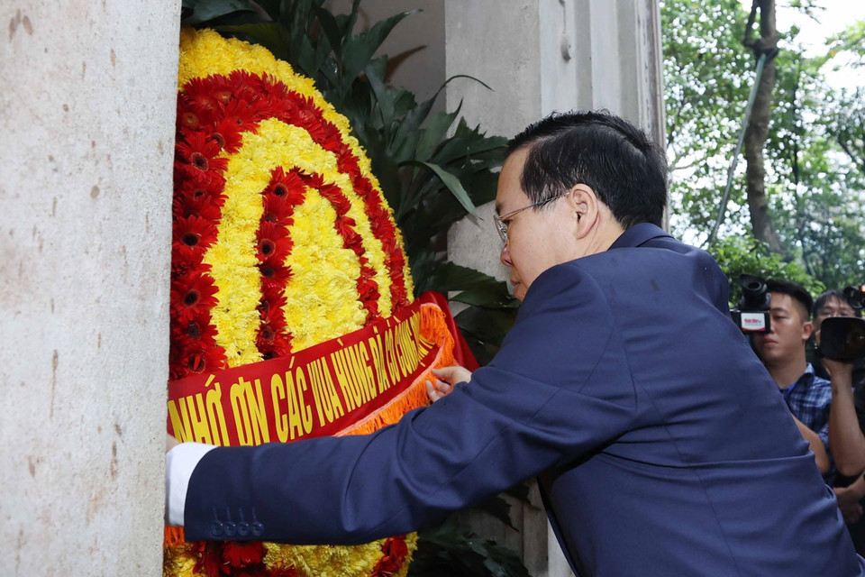 Chủ tịch nước Võ Văn Thưởng dâng hoa tại Lăng Vua Hùng. (Ảnh: Thống Nhất/TTXVN)