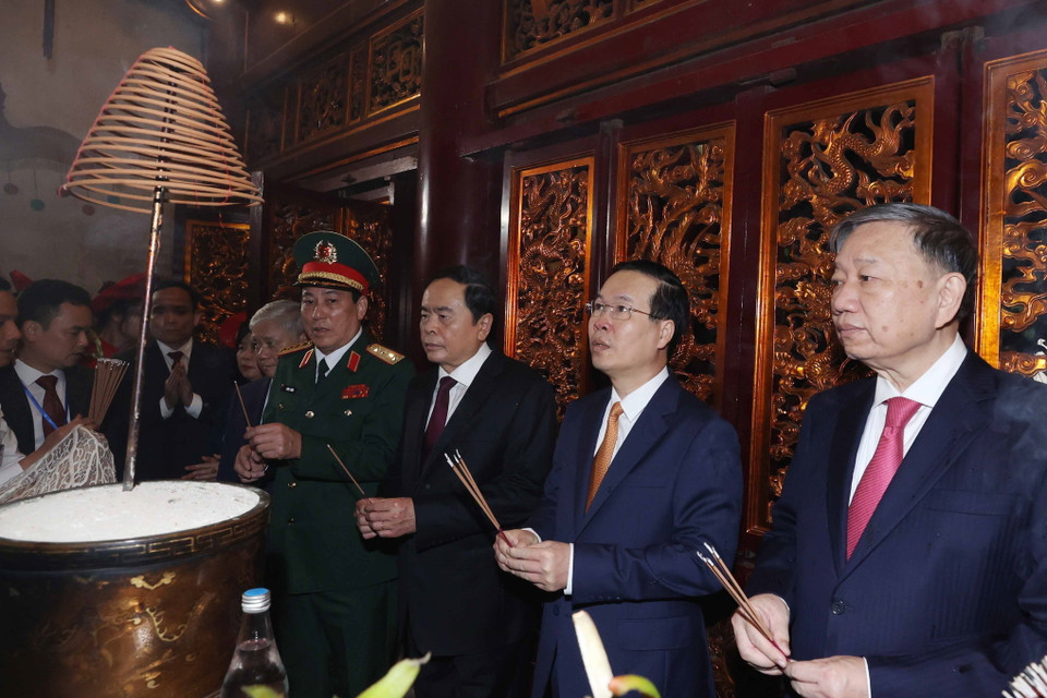 Chủ tịch nước Võ Văn Thưởng cùng lãnh đạo Đảng, Nhà nước dâng hương tại Đền Thượng trong Khu Di tích Lịch sử Quốc gia đặc biệt Đền Hùng. (Ảnh: Thống Nhất/TTXVN)