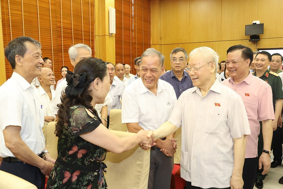 Tổng Bí thư Nguyễn Phú Trọng với cử tri tại quận Hai Bà Trưng. (Ảnh: Trí Dũng/TTXVN)