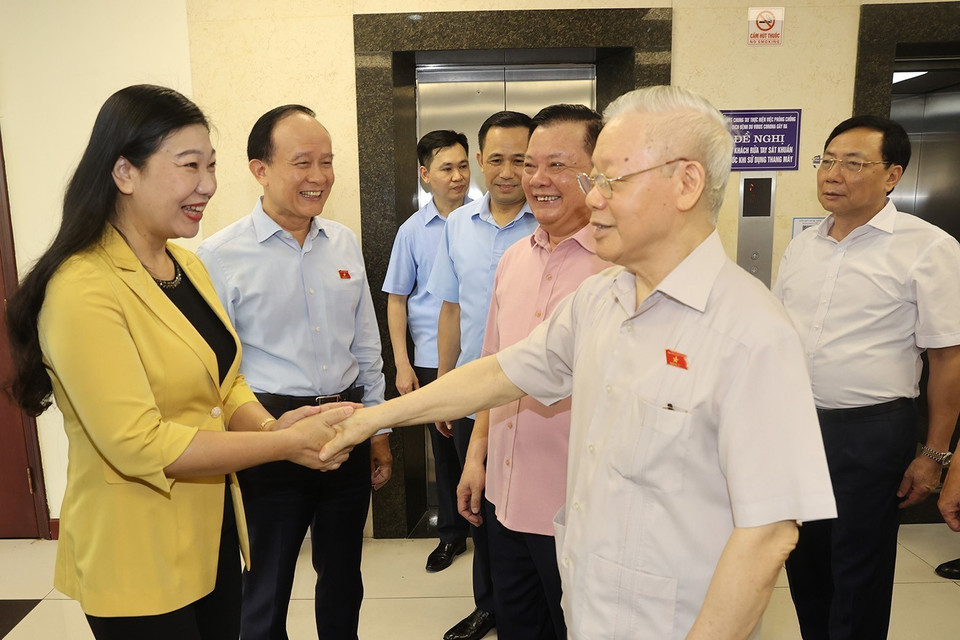 Tổng Bí thư Nguyễn Phú Trọng và đại biểu Quốc hội tiếp xúc cử tri tại quận Hai Bà Trưng. (Ảnh: Trí Dũng/TTXVN)