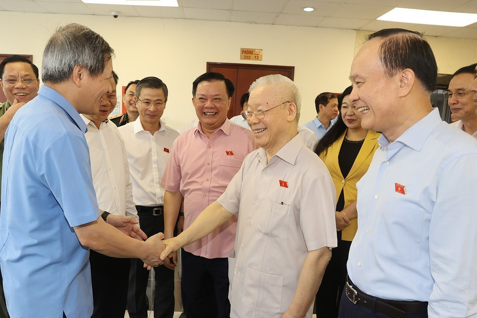 Tổng Bí thư Nguyễn Phú Trọng và đại biểu Quốc hội tiếp xúc cử tri tại quận Hai Bà Trưng. (Ảnh: Trí Dũng/TTXVN)