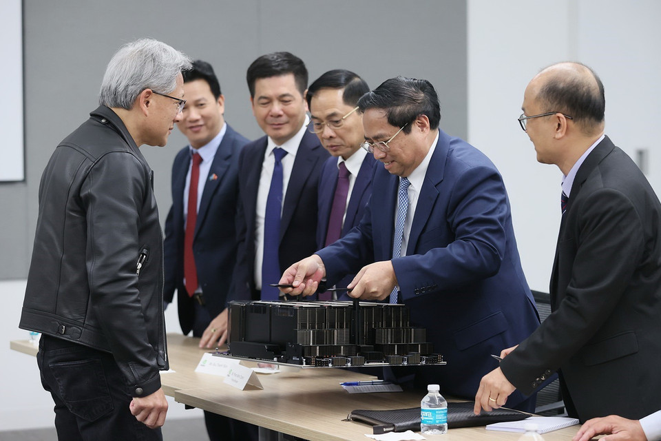 Thủ tướng Phạm Minh Chính xem sản phẩm của Công ty Sản xuất Chip bán dẫn NVIDIA. (Ảnh: Dương Giang/TTXVN)