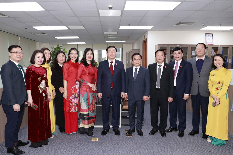 Chủ tịch Quốc hội Vương Đình Huệ thăm và chụp ảnh cùng đại diện các đơn vị chức năng của Viện Nghiên cứu lập pháp. (Ảnh: Doãn Tấn/TTXVN)