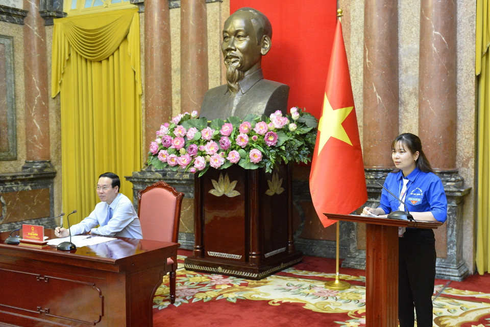 Đoàn viên Nguyễn Thị Thu Huyền, Ủy viên Ban Thường vụ Đoàn Học viện Chính trị Quốc gia Hồ Chí Minh phát biểu tại buổi gặp mặt. (Ảnh: Minh Đức/TTXVN)