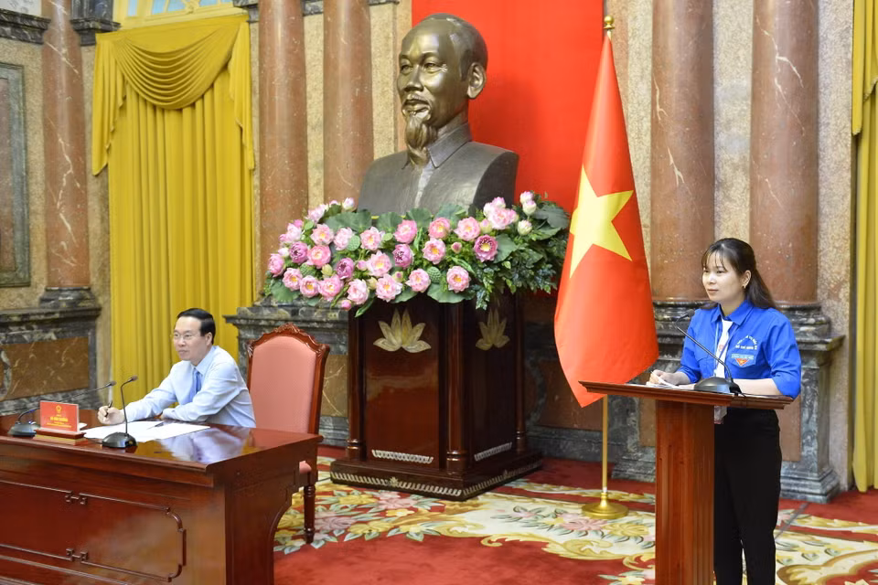 Đoàn viên Nguyễn Thị Thu Huyền, Ủy viên Ban Thường vụ Đoàn Học viện Chính trị Quốc gia Hồ Chí Minh phát biểu tại buổi gặp mặt. (Ảnh: Minh Đức/TTXVN)